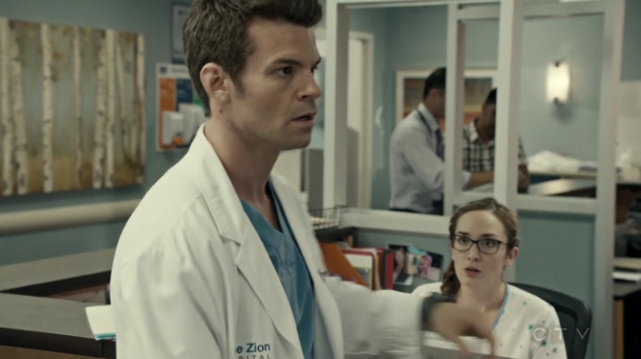 VampireDiariesWorld-dot-org_SavingHope2x18-0690.jpg