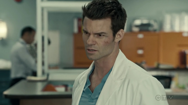 VampireDiariesWorld-dot-org_SavingHope2x18-0702.jpg