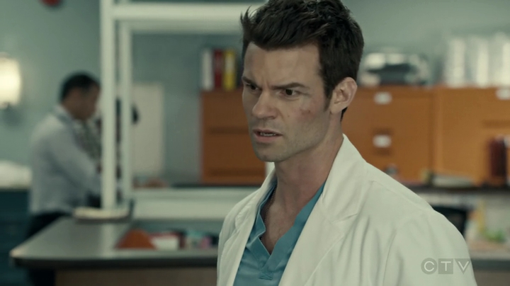 VampireDiariesWorld-dot-org_SavingHope2x18-0703.jpg