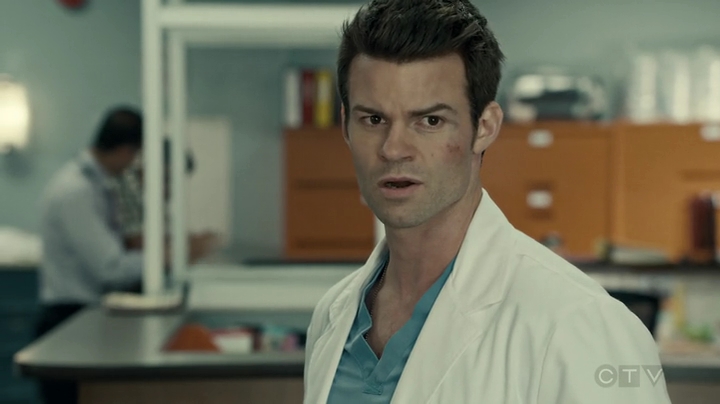 VampireDiariesWorld-dot-org_SavingHope2x18-0704.jpg