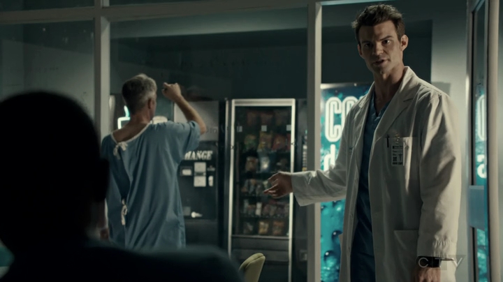 VampireDiariesWorld-dot-org_SavingHope2x18-0735.jpg