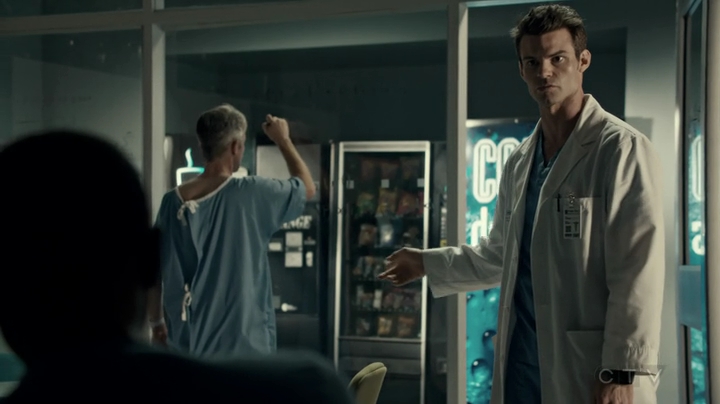 VampireDiariesWorld-dot-org_SavingHope2x18-0737.jpg