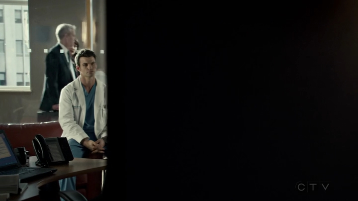 VampireDiariesWorld-dot-org_SavingHope2x18-1542.jpg