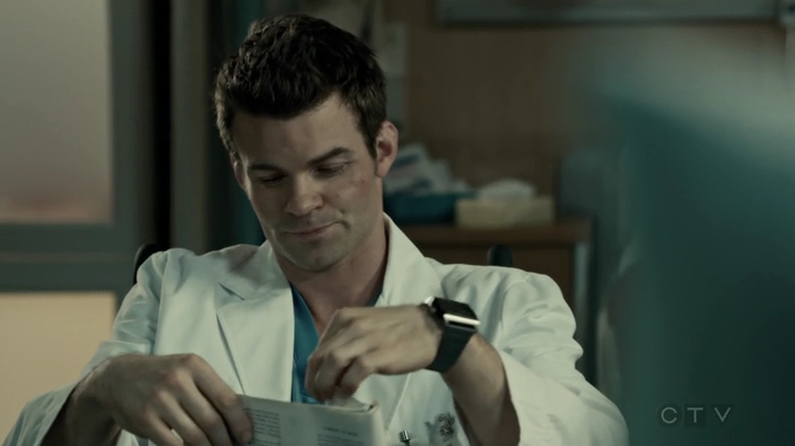 VampireDiariesWorld-dot-org_SavingHope2x18-2028.jpg