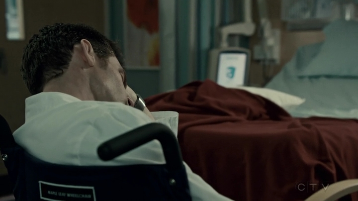 VampireDiariesWorld-dot-org_SavingHope2x18-2089.jpg