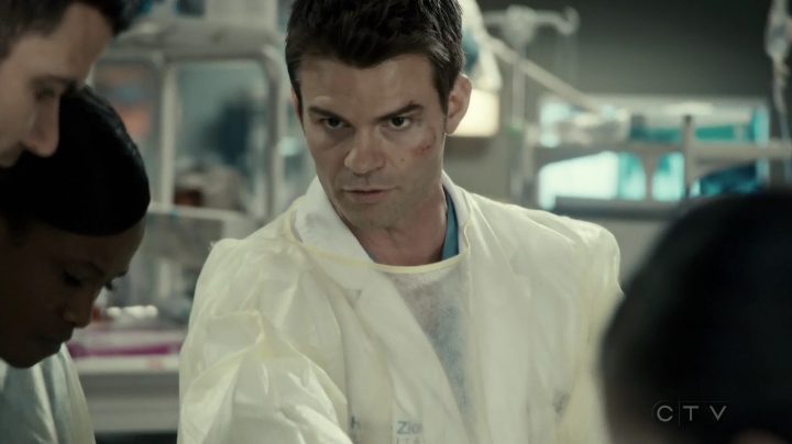 VampireDiariesWorld-dot-org_SavingHope3x01-0501.jpg