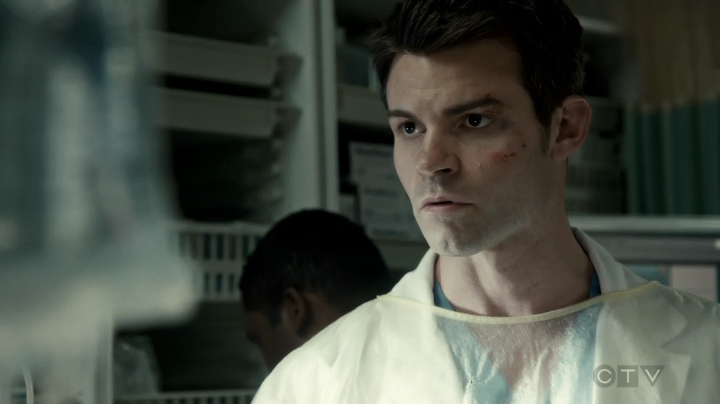 VampireDiariesWorld-dot-org_SavingHope3x01-0832.jpg