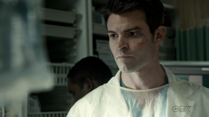 VampireDiariesWorld-dot-org_SavingHope3x01-0834.jpg