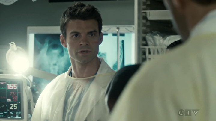 VampireDiariesWorld-dot-org_SavingHope3x01-0836.jpg