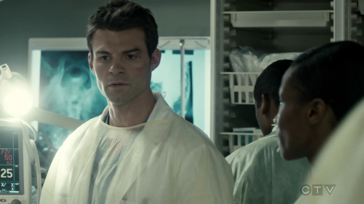 VampireDiariesWorld-dot-org_SavingHope3x01-0839.jpg