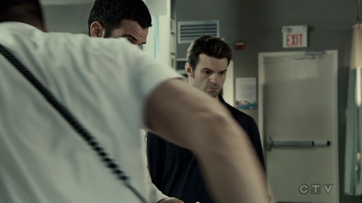 VampireDiariesWorld-dot-org_SavingHope3x02-0329.jpg