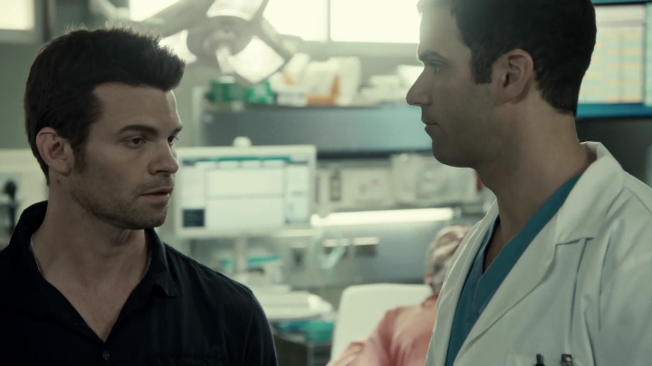 VampireDiariesWorld-dot-org_SavingHope3x02-0344.jpg