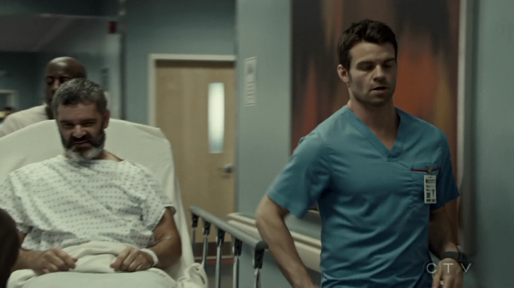 VampireDiariesWorld-dot-org_SavingHope3x02-1900.jpg