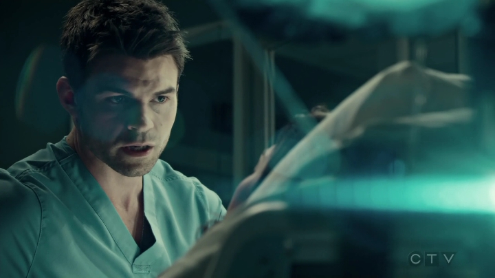 VampireDiariesWorld-dot-org_SavingHope3x02-2430.jpg