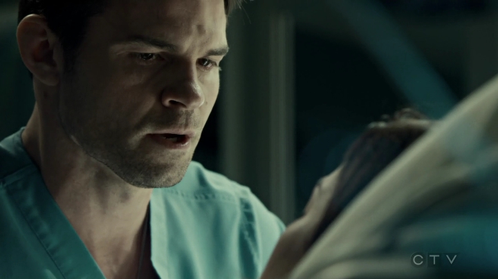 VampireDiariesWorld-dot-org_SavingHope3x02-2488.jpg