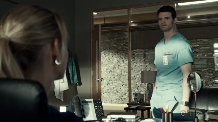 VampireDiariesWorld-dot-org_SavingHope3x03-1300.jpg