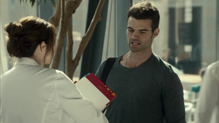 VampireDiariesWorld_dot_nl-SavingHope3x08-019.jpg