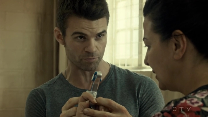 VampireDiariesWorld_dot_nl-SavingHope3x08-1185.jpg