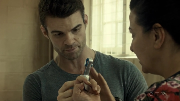 VampireDiariesWorld_dot_nl-SavingHope3x08-1186.jpg