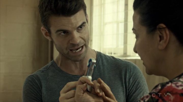 VampireDiariesWorld_dot_nl-SavingHope3x08-1187.jpg