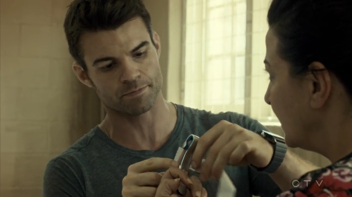 VampireDiariesWorld_dot_nl-SavingHope3x08-1191.jpg