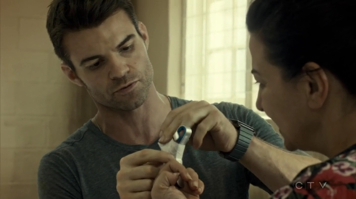 VampireDiariesWorld_dot_nl-SavingHope3x08-1193.jpg