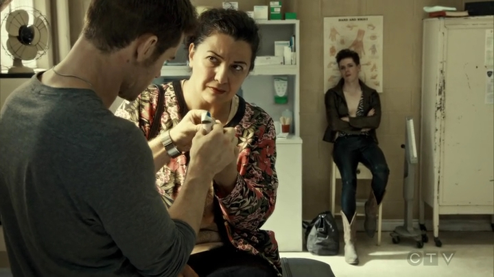 VampireDiariesWorld_dot_nl-SavingHope3x08-1196.jpg