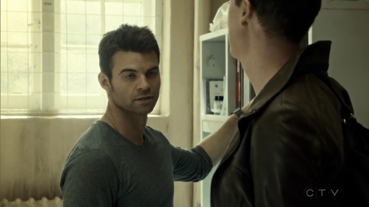 VampireDiariesWorld_dot_nl-SavingHope3x08-1215.jpg