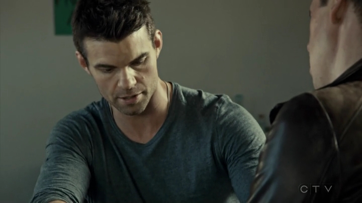 VampireDiariesWorld_dot_nl-SavingHope3x08-1290.jpg