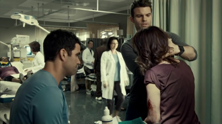 VampireDiariesWorld_dot_nl-SavingHope3x08-131.jpg