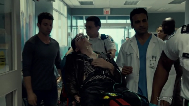 VampireDiariesWorld_dot_nl-SavingHope3x08-1593.jpg