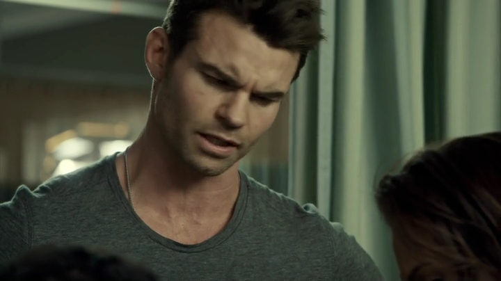 VampireDiariesWorld_dot_nl-SavingHope3x08-162.jpg