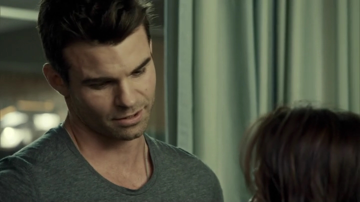 VampireDiariesWorld_dot_nl-SavingHope3x08-164.jpg