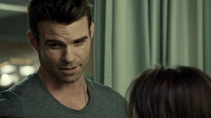 VampireDiariesWorld_dot_nl-SavingHope3x08-167.jpg