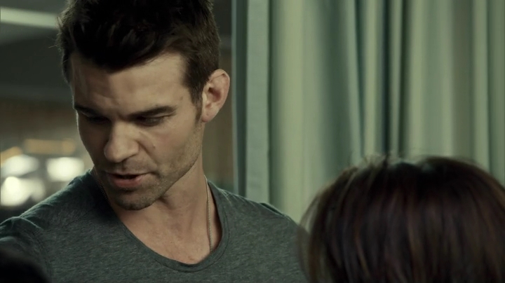 VampireDiariesWorld_dot_nl-SavingHope3x08-168.jpg