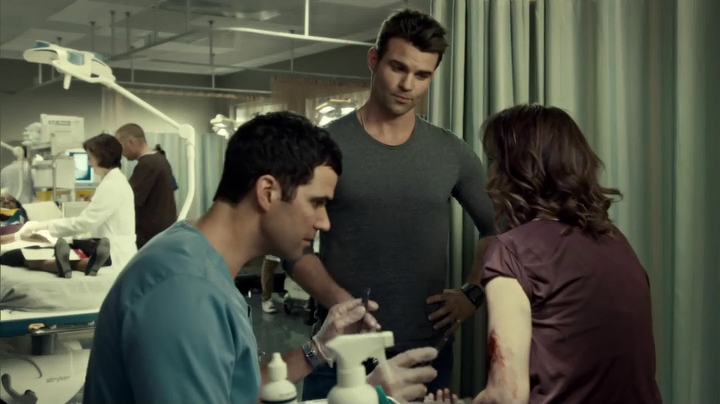 VampireDiariesWorld_dot_nl-SavingHope3x08-181.jpg