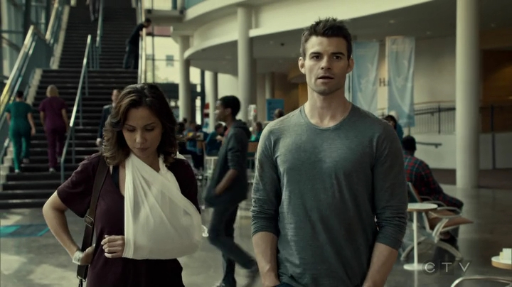 VampireDiariesWorld_dot_nl-SavingHope3x08-2467.jpg