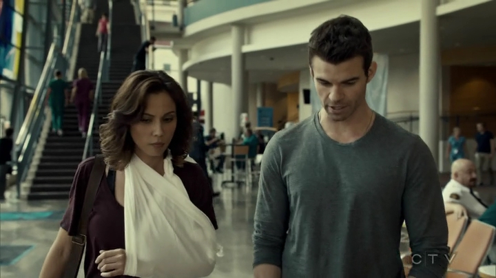 VampireDiariesWorld_dot_nl-SavingHope3x08-2470.jpg