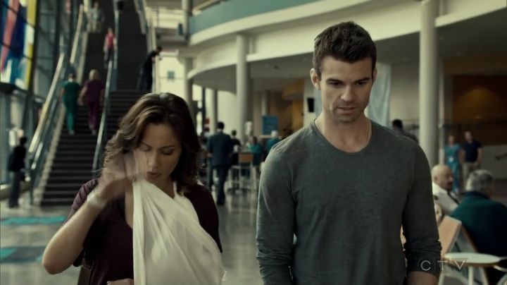 VampireDiariesWorld_dot_nl-SavingHope3x08-2471.jpg