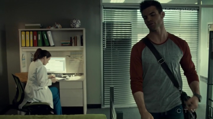 VampireDiariesWorld_dot_nl-SavingHope3x09-025.jpg