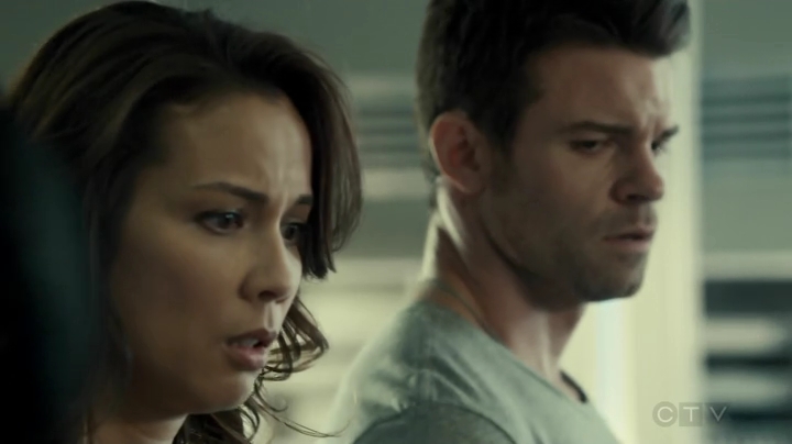 VampireDiariesWorld_dot_nl-SavingHope3x10-2137.jpg