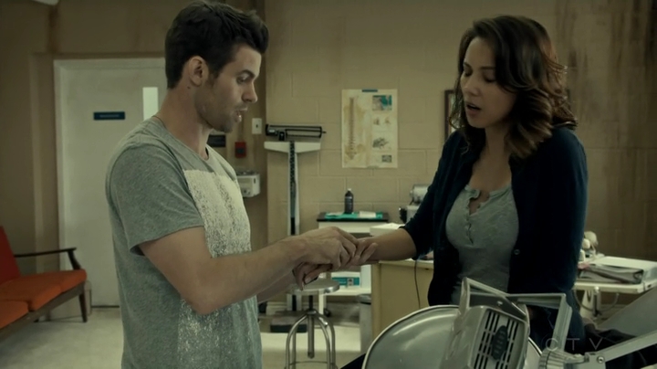 VampireDiariesWorld_dot_nl-SavingHope3x10-836.jpg