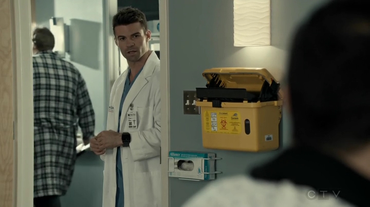 VampireDiariesWorld_dot_nl-SavingHope3x12-745.jpg