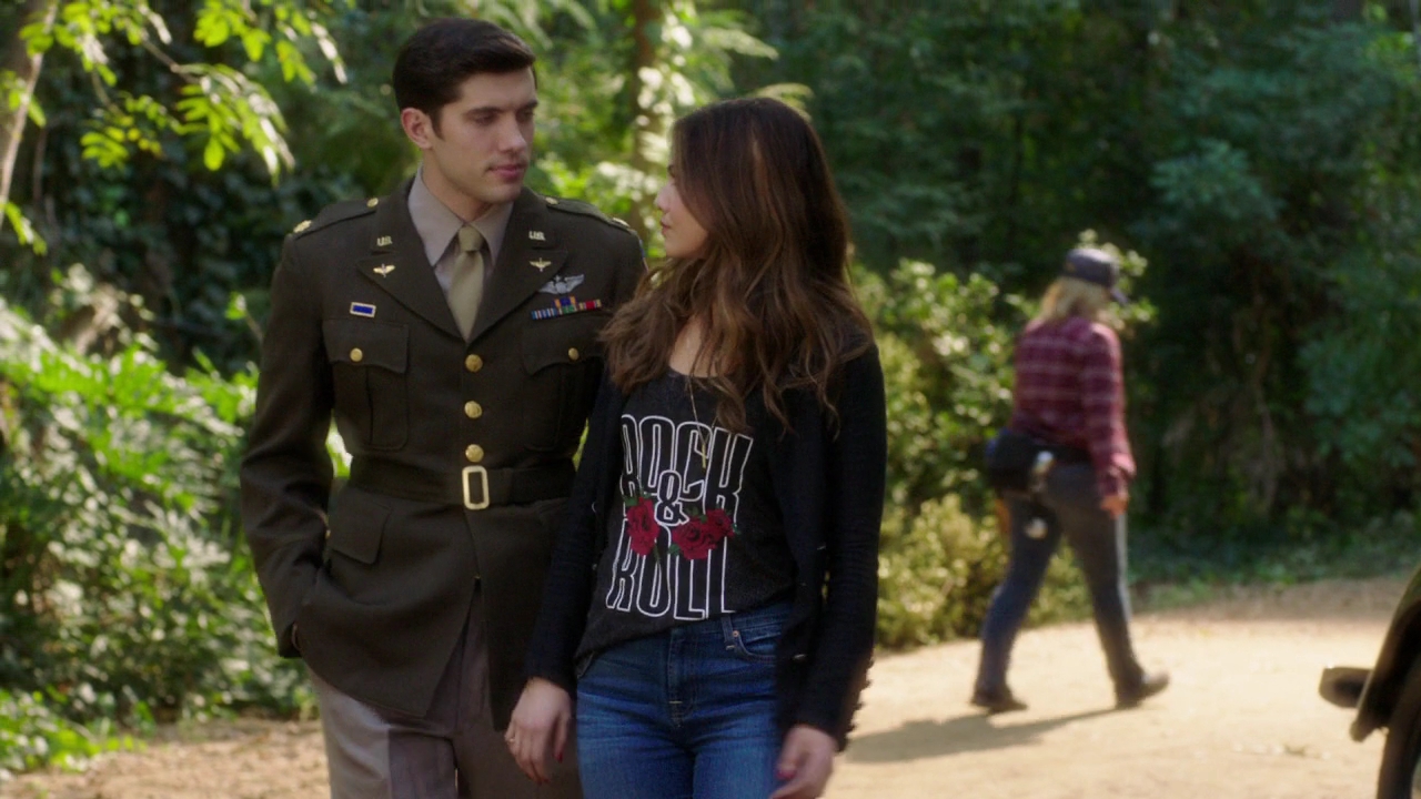 VampireDiariesWorld-dot-NL_FamousInLove2x031575.jpg