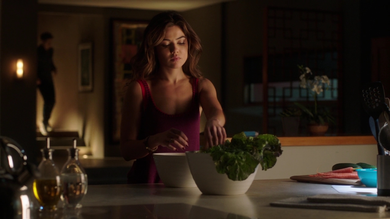 VampireDiariesWorld-dot-NL_FamousInLove2x032216.jpg