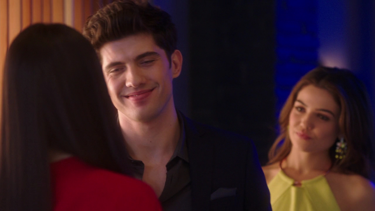 VampireDiariesWorld-dot-NL_FamousInLove2x05-1217.jpg