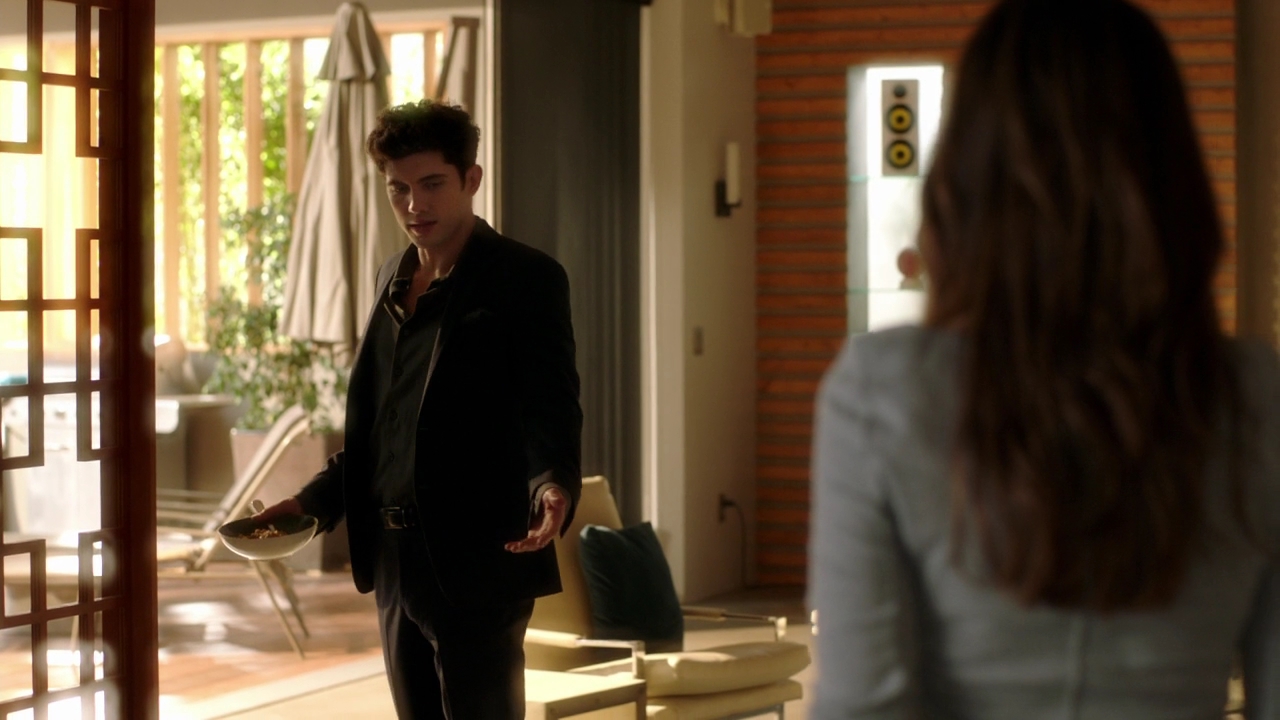 VampireDiariesWorld-dot-NL_FamousInLove2x06-0702.jpg