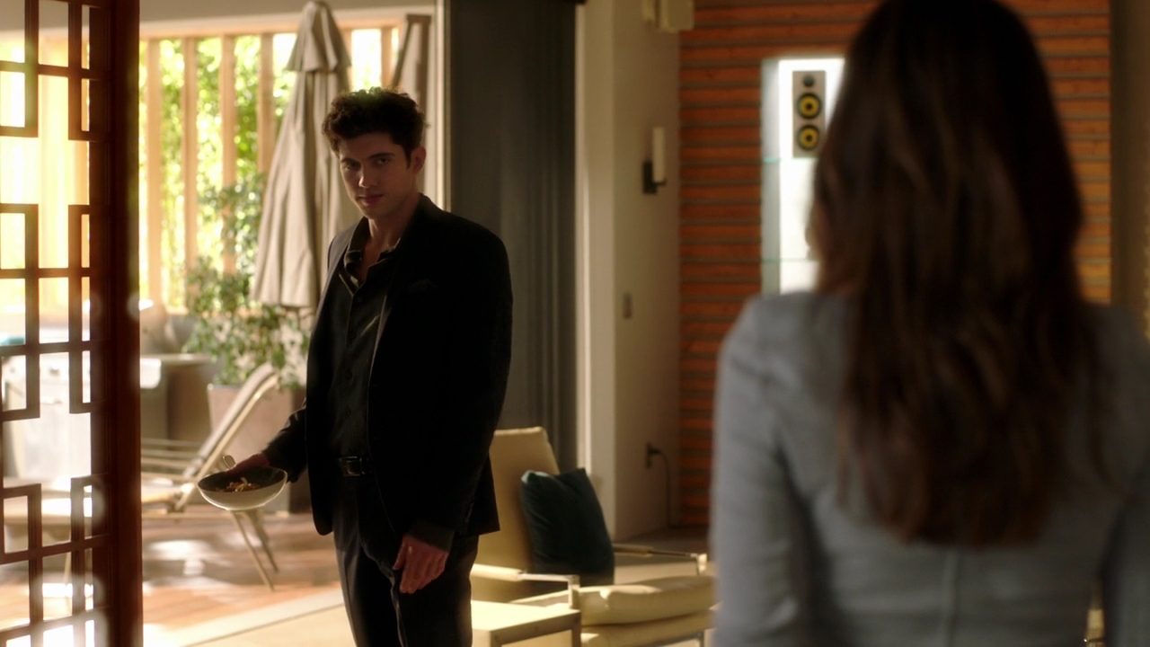 VampireDiariesWorld-dot-NL_FamousInLove2x06-0703.jpg