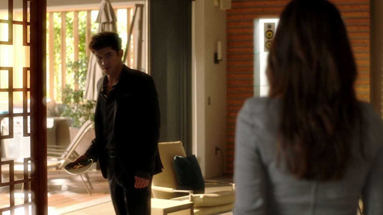 VampireDiariesWorld-dot-NL_FamousInLove2x06-0705.jpg