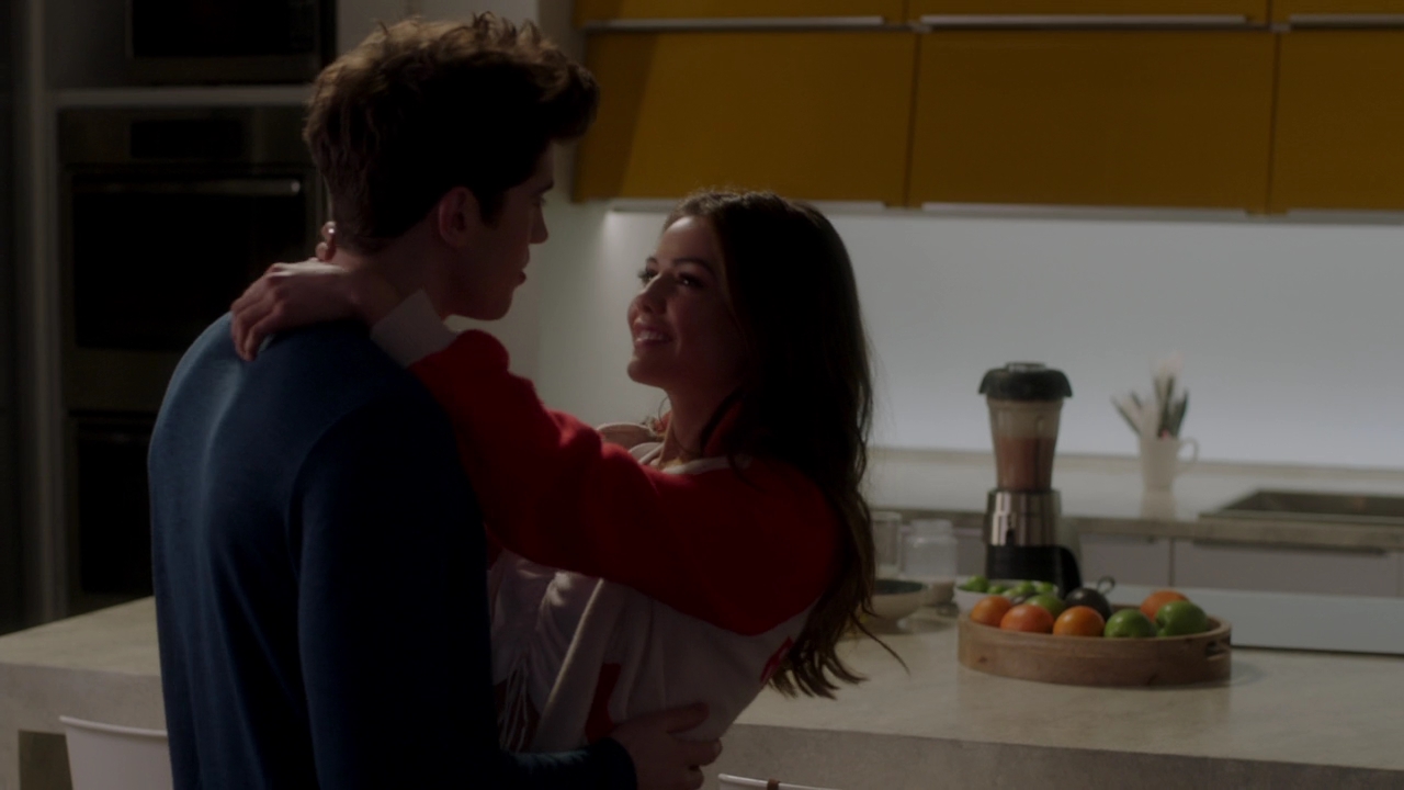 VampireDiariesWorld-dot-NL_FamousInLove2x07-0275.jpg